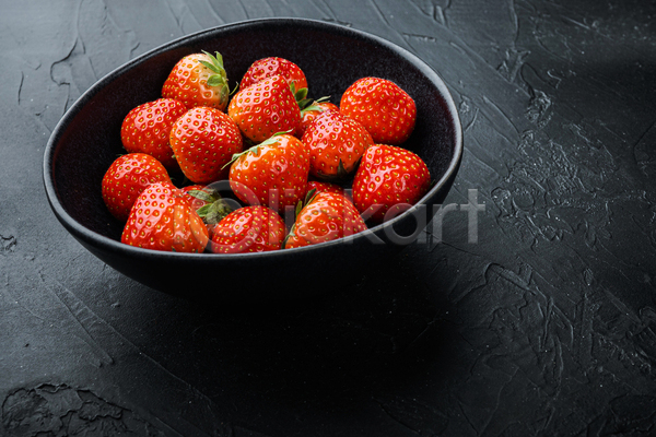 사람없음 JPG 포토 해외이미지 검은배경 그릇 딸기 빨간색