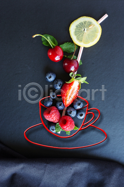 사람없음 JPG 포토 해외이미지 검은배경 단면 딸기 레몬 블루베리 빨간색 빨대 산딸기 선 잎 체리 컵