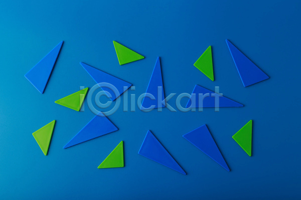 사람없음 3D JPG 포토 하이앵글 해외이미지 목업 삼각형 스튜디오촬영 실내 오브젝트 입체도형 초록색 파란배경
