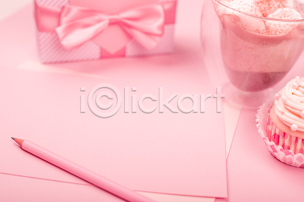 사람없음 JPG 포토 해외이미지 분홍색 선물상자 연필 컵케이크 편지