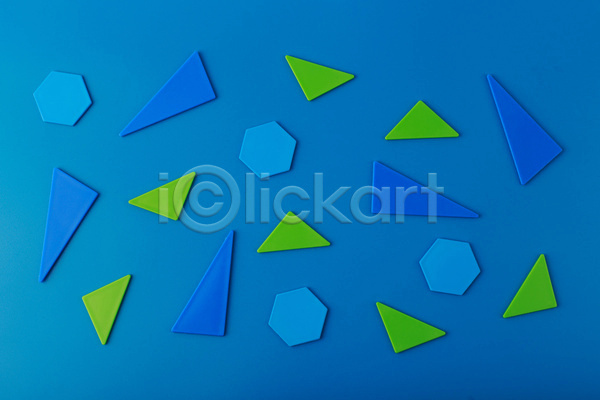 사람없음 3D JPG 포토 하이앵글 해외이미지 목업 삼각형 스튜디오촬영 실내 오브젝트 육각형 입체도형 초록색 파란배경 하늘색