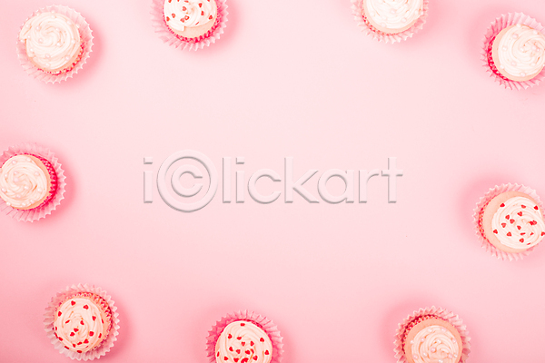 사람없음 JPG 포토 하이앵글 해외이미지 분홍색배경 실내 카피스페이스 컵케이크 프레임