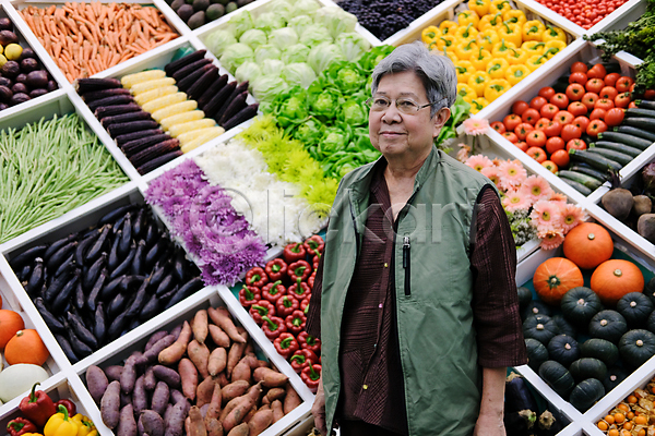 동양인 여자 한명 JPG 포토 해외이미지 과일 꽃 농장 매각 무역 상점 선반 세일 시장 양배추 옛날 음식 채소