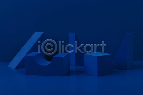 사람없음 JPG 포토 해외이미지 목업 삼각형 스튜디오촬영 실내 오브젝트 입체도형 정사각형 큐브 파란배경 파란색