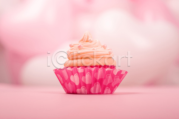 사람없음 JPG 아웃포커스 포토 해외이미지 분홍색배경 실내 컵케이크 하트풍선