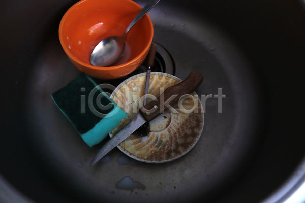지저분함 사람없음 JPG 포토 해외이미지 그릇 나이프 설거지 숟가락 스펀지 싱크대 접시 주방