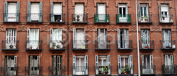 사람없음 JPG 포토 해외이미지 가족 거리 건물 건축양식 도시 문 발코니 벽 벽돌 부동산 빨간색 아파트 야외 옛날 자전거 재산 주차 주택 창문 콘도 큼 해외포토