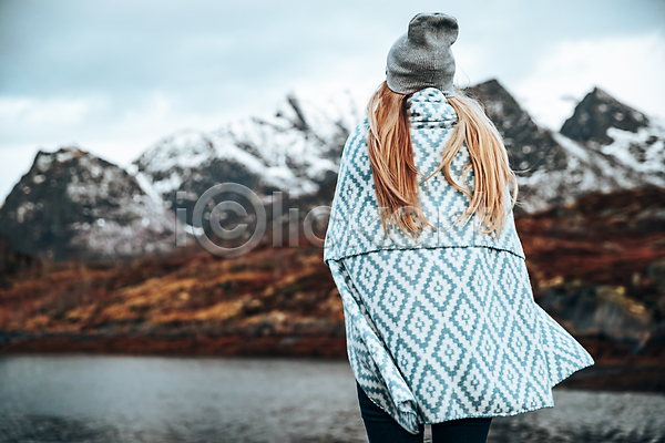 고독 추위 행복 사람 여자 한명 JPG 포토 해외이미지 걷기 겨울 기후변화 날씨 노르웨이 물 북쪽 산 스칸디나비아 여행 여행객 원정 응시 자연 풍경(경치) 하이커 하이킹