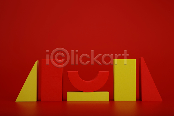 사람없음 3D JPG 포토 해외이미지 노란색 목업 빨간배경 빨간색 삼각형 스튜디오촬영 실내 오브젝트 일렬 입체도형 직사각형
