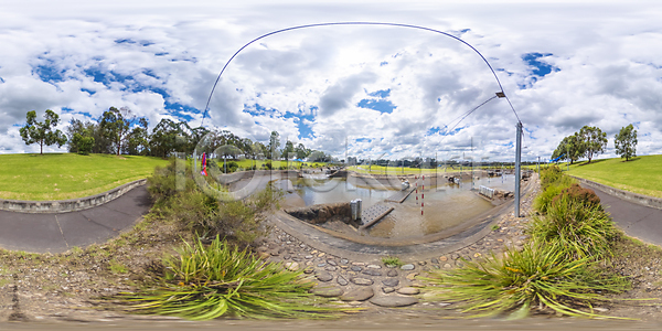 사람없음 JPG 포토 해외이미지 강 강의 검은색 경기장 급류 나무 물 보트 선로 속도 스포츠 시설 암초 초록색 카누 카약 파노라마 파란색 하늘 해외포토 호주 흰색