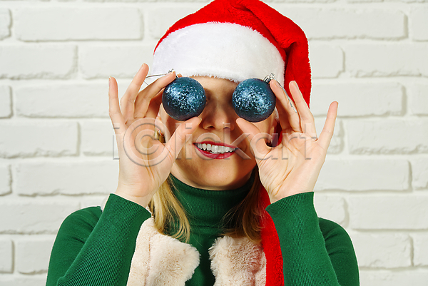 기쁨 사랑 새로움 숨김 축하 함께함 행복 남자 사람없음 여자 JPG 포토 해외이미지 공 공평 관계 금발 기념 나무 눈(신체부위) 리빙 방 스웨터 실내 잡기 장난 장난감 장식 찡그림 축제 커플 크리스마스 파란색 휴가