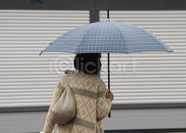 이동 성인 성인여자한명만 여자 한명 JPG 뒷모습 포토 해외이미지 들기 비(날씨) 상반신 야외 우산 주간