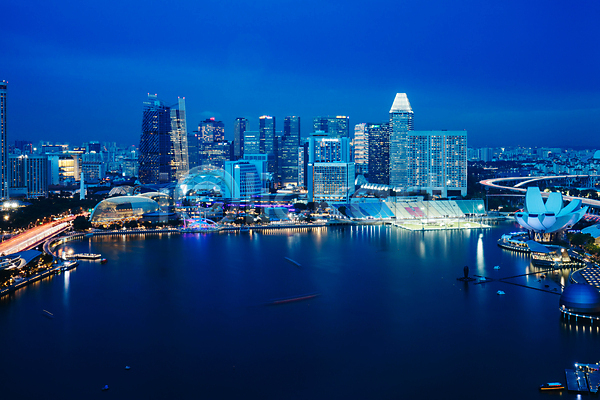 동양인 사람없음 JPG 포토 해외이미지 거리 건물 건축양식 고층빌딩 대도시 도로 도시 도시풍경 도심 라이프스타일 물 싱가폴 아시아 야간 외관 유리 주택 창문 컬러풀 타운 탑 황혼