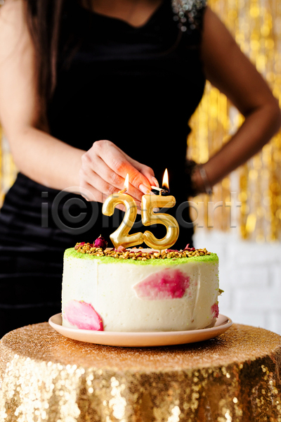 기쁨 축하 행복 백인 사람 성인 성인여자한명만 여자 한명 JPG 아웃포커스 앞모습 포토 해외이미지 상반신 생일 생일케이크 생일파티 이벤트 초 케이크 파티