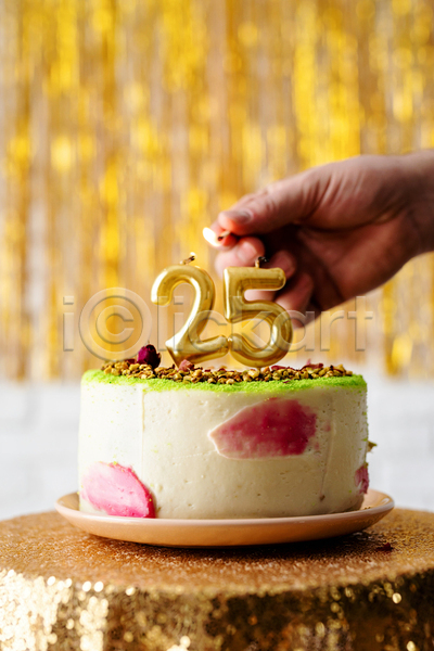 기쁨 축하 행복 신체부위 JPG 아웃포커스 포토 해외이미지 들기 생일 생일케이크 손 이벤트 촛불 케이크 파티