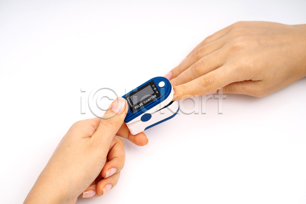 신체부위 JPG 포토 해외이미지 끼우기 들기 산소포화도측정기 손 실내 잡기 측정 측정기 흰배경