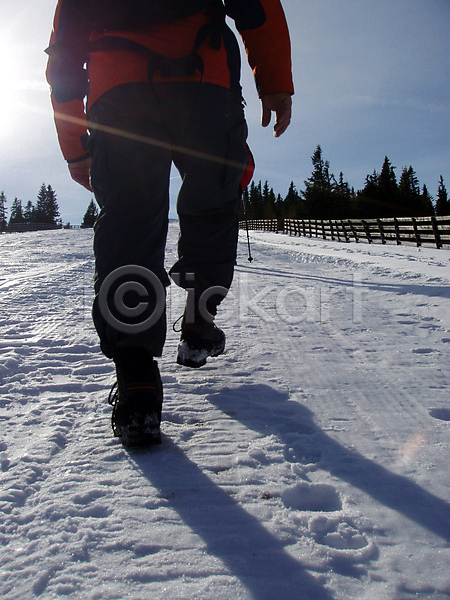 추위 남자 성인 성인남자한명만 한명 JPG 뒷모습 포토 해외이미지 걷기 겨울 겨울풍경 눈내림 등산 산 설산 알프스 야외 오르기 전신 주간 트래킹 하이킹 햇빛