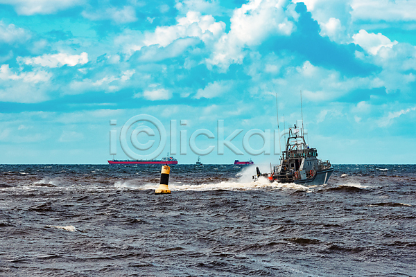 사람없음 JPG 포토 해외이미지 구름(자연) 군용 군함 바다 발트해 부표 야외 주간 항해 화물선