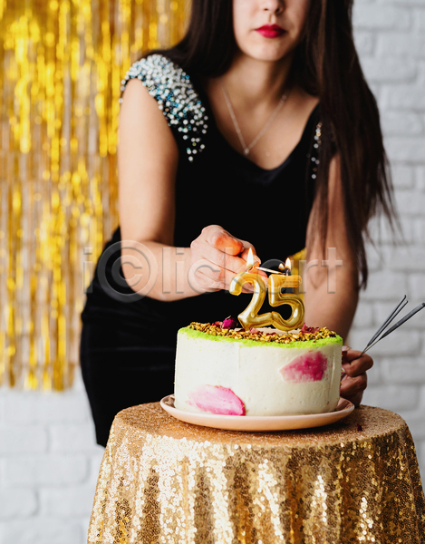 기쁨 축하 행복 백인 사람 성인 성인여자한명만 여자 한명 JPG 앞모습 포토 해외이미지 들기 상반신 생일 생일케이크 이벤트 촛불 케이크 파티