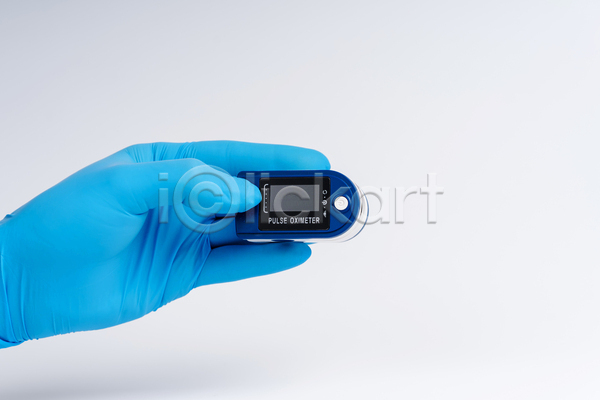 신체부위 JPG 포토 해외이미지 들기 라텍스 보여주기 산소포화도측정기 손 실내 장갑 측정기 흰배경