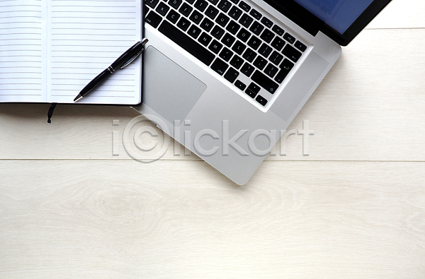 사람없음 JPG 포토 해외이미지 공백 공책 노트북 디자이너 디지털 머리위 모바일 백그라운드 비즈니스 사무실 업무 우주 작업실 정상 주택 책상 컨셉 컴퓨터 키보드 탁자 펜 흰색