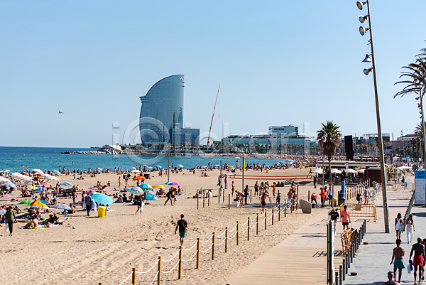 뜨거움 청춘(젊음) 군중 사람 사람없음 JPG 포토 해외이미지 건물 건축양식 게임 공 모래 바다 바르셀로나 수영 스페인 스페인어 야외 여름(계절) 여행 여행객 유럽 일몰 조각 조각상 지중해 휴가