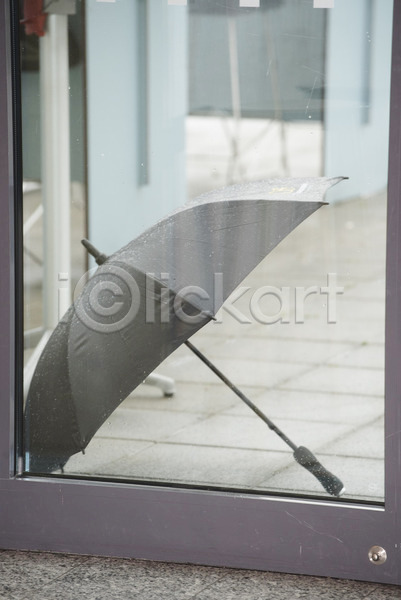 사람없음 JPG 포토 해외이미지 비(날씨) 실내 우산 유리문 풍경(경치) 한개