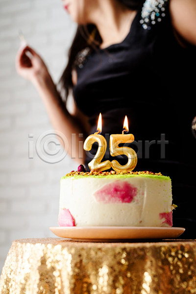 기쁨 축하 행복 백인 사람 성인 성인여자한명만 여자 한명 JPG 아웃포커스 앞모습 옆모습 포토 해외이미지 상반신 생일 생일케이크 이벤트 케이크 파티