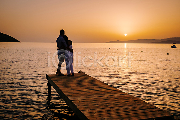 남자 두명 성인 성인만 여자 JPG 실루엣 포토 해외이미지 기댐 바다 야외 일몰 전신 커플 풍경(경치) 햇빛