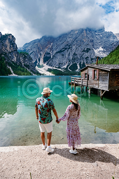 남자 두명 성인 성인만 여자 JPG 포토 해외이미지 노젓기 보트 산 숲 알프스 야외 연못 이탈리아 주택 커플 트래킹 하이킹 호수