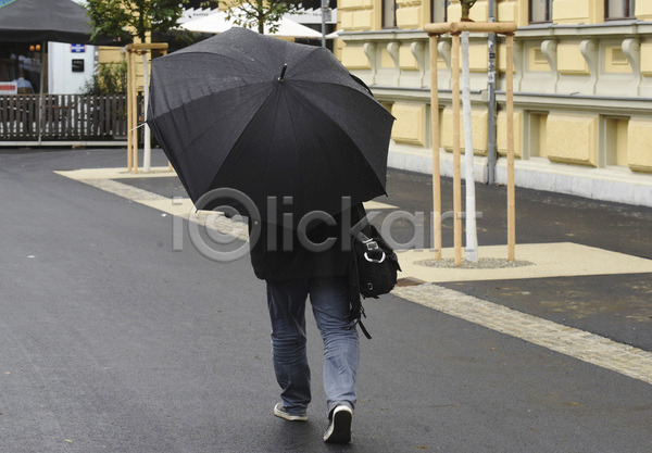 이동 남자 성인 성인남자한명만 한명 JPG 뒷모습 포토 해외이미지 걷기 비(날씨) 야외 우산 전신 주간