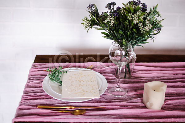 로맨틱 사람없음 JPG 포토 해외이미지 결혼 꽃 꽃병 스몰웨딩 식기 식탁보 와인잔 접시 청첩장 초 풀잎