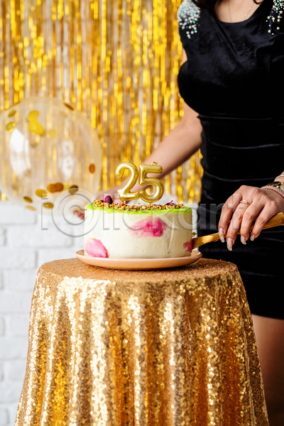 축하 백인 사람 성인 성인여자한명만 여자 한명 JPG 앞모습 옆모습 포토 해외이미지 나이프 들기 상반신 생일 생일케이크 이벤트 자르기 케이크 파티 풍선