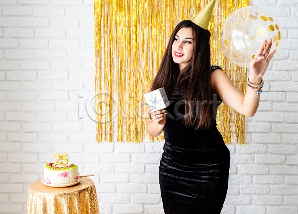 기쁨 축하 행복 사람 성인 성인여자한명만 여자 한명 JPG 앞모습 포토 해외이미지 고깔(모자) 들기 상반신 생일 생일케이크 선물상자 웃음 이벤트 장식 케이크 파티 풍선