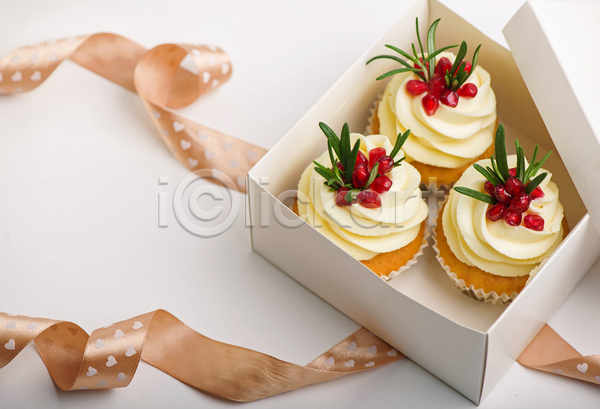달콤 사람없음 JPG 포토 해외이미지 디저트 리본 머핀 상자 실내 컵케이크 프로스팅 하트 흰배경