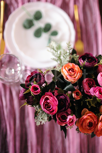 로맨틱 사람없음 JPG 아웃포커스 포토 하이앵글 해외이미지 결혼 꽃 꽃병 스몰웨딩 식기 와인잔 접시 천(직물) 풀잎