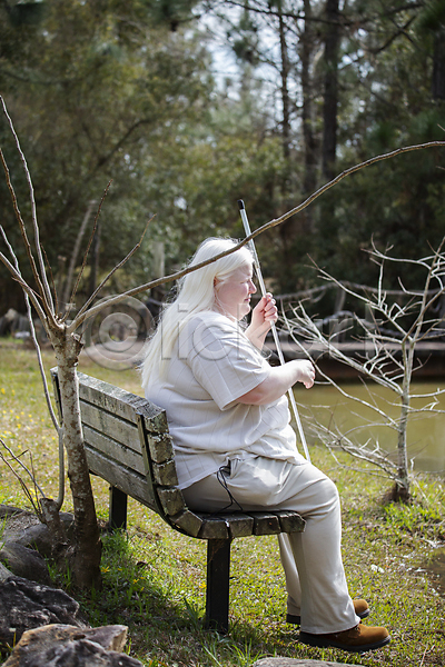 특별함 휴식 사람 성인 여자 한명 JPG 포토 해외이미지 기술 독립 목재 묘기 벤치 비전 세로 숲 시각장애인 시골 시력 안전 앉기 야외 여행 연못 일반 자연 장애 장애인 지팡이 황무지