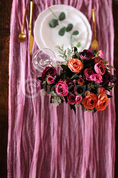 로맨틱 사람없음 JPG 소프트포커스 포토 하이앵글 해외이미지 결혼 꽃 꽃병 스몰웨딩 식기 접시 천(직물) 풀잎