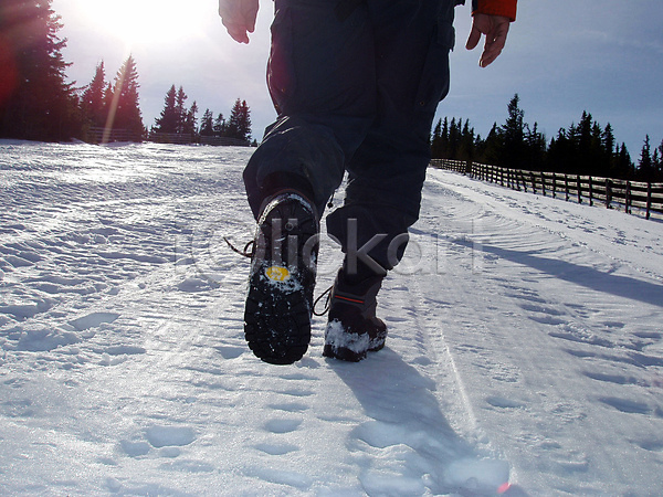 추위 휴식 남자 성인 성인남자한명만 한명 JPG 뒷모습 포토 해외이미지 걷기 겨울 겨울풍경 그림자 눈내림 등산 산 상반신 설산 알프스 야외 주간 트래킹 하반신 하이킹 햇빛