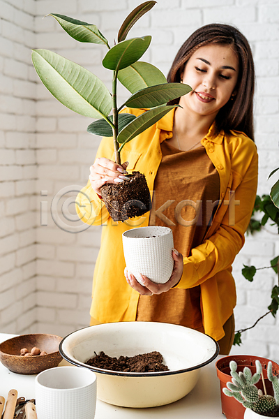 성인 성인여자한명만 여자 한명 JPG 포토 해외이미지 노란색 들기 분갈이 뿌리 상반신 실내 잎 홈가드닝 화분 흙