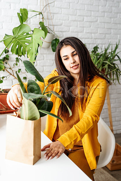 성인 성인여자한명만 여자 한명 JPG 포토 해외이미지 노란색 만지기 상반신 쇼핑백 실내 잎 홈가드닝 화분