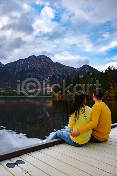 남자 두명 사람 성인 성인만 여자 JPG 포토 해외이미지 구름(자연) 국립공원 나무 산 섬 숲 앨버타 야외 일몰 캐나다 커플 피라미드 하이킹 호수
