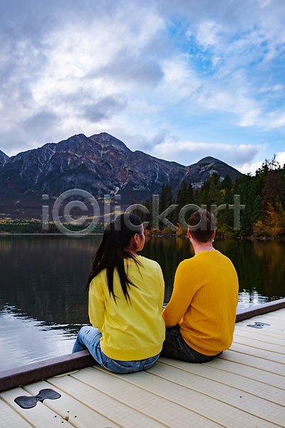 남자 두명 사람 성인 성인만 여자 JPG 포토 해외이미지 구름(자연) 국립공원 나무 산 섬 숲 앨버타 야외 일몰 캐나다 커플 피라미드 하이킹 호수