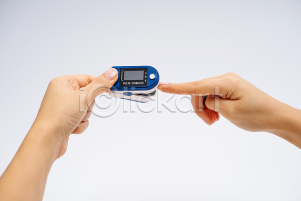신체부위 JPG 포토 해외이미지 끼우기 넣기 들기 산소포화도측정기 손 실내 잡기 측정 측정기 흰배경