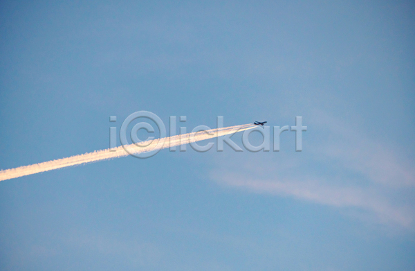 사람없음 JPG 포토 해외이미지 구름(자연) 맑음 백그라운드 비행기 비행운 야외 연기 제트기 주간 파란색 하늘