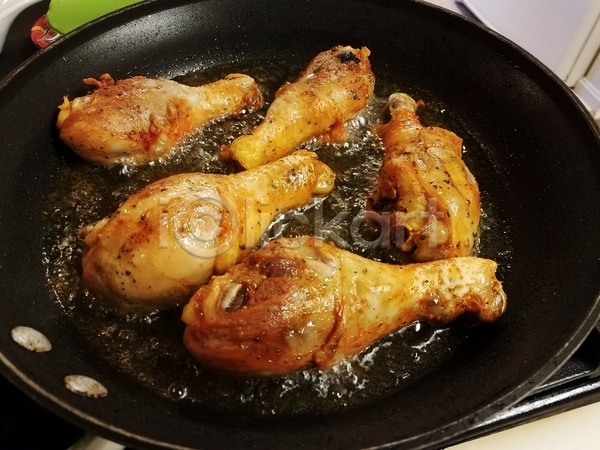 사람없음 JPG 포토 해외이미지 기름(음식) 닭다리 닭다리튀김 실내 치킨 튀김 프라이팬