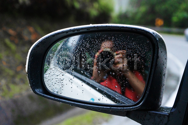 성인 성인여자한명만 여자 한명 JPG 아웃포커스 앞모습 포토 해외이미지 들기 반사 빗방울 사이드미러 사진촬영 상반신 야외 자동차 주간 카메라