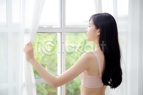 상쾌 행복 성인 성인여자한명만 여자 한명 JPG 옆모습 포토 해외이미지 기상(잠에서깸) 빛 상반신 실내 아침 응시 창가 창문 커튼