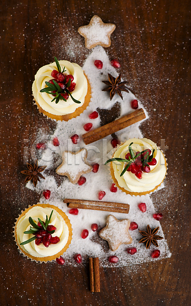 달콤 사람없음 JPG 아웃포커스 포토 하이앵글 해외이미지 겨울 나무배경 로즈메리 맛있는 시나몬스틱 컵케이크 크랜베리 크리스마스트리 프로스팅