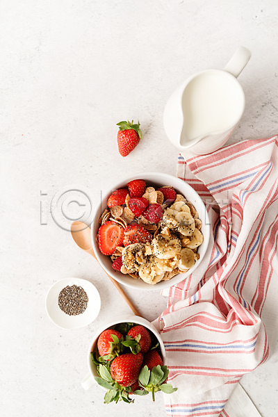 사람없음 JPG 포토 하이앵글 해외이미지 그릇 나무숟가락 딸기 바나나 식탁보 실내 요거트 치아시드 흰배경